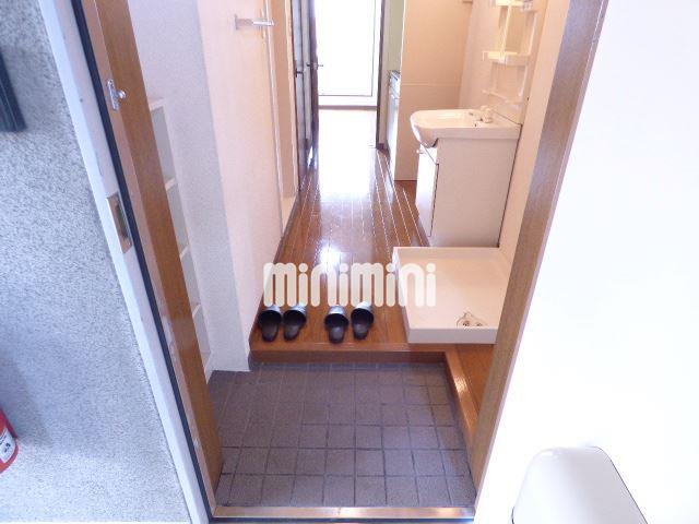 玄関　明るく広々した玄関スペースです。