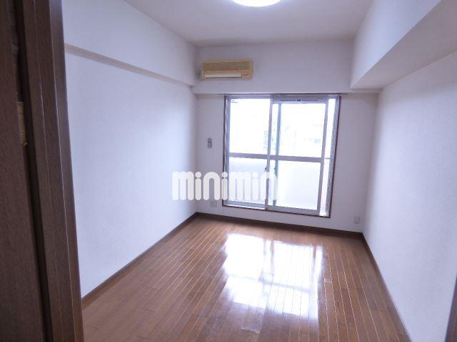 居室・リビング　日当たり良好。広々した洋間です。