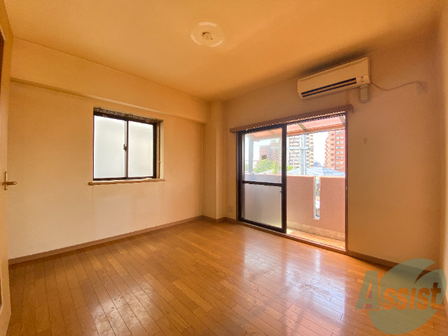 居室・リビング　広くて落ち着いた色合いが綺麗な広々とした１Ｋです。