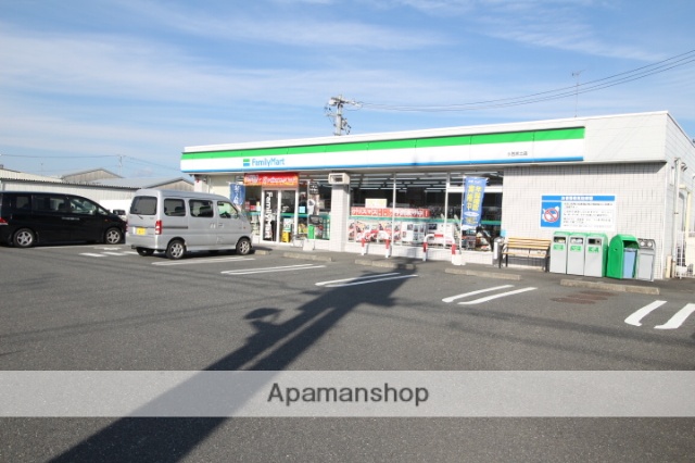 コンビニ　ファミリーマート（コンビニ）まで677m