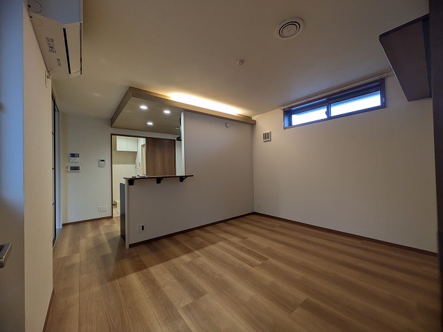 居室・リビング　同物件、別号室のものです。