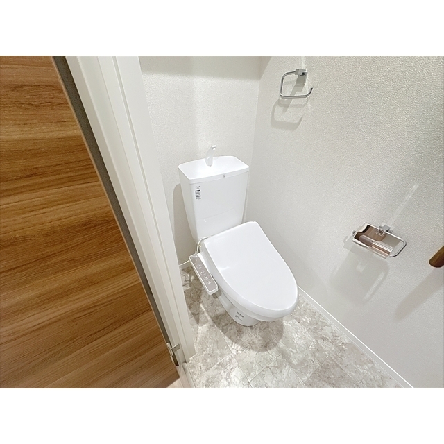 トイレ　温水洗浄付便座が嬉しいトイレです