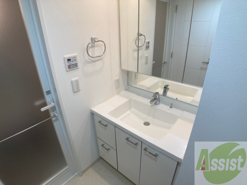 洗面設備　大きくて使いやすそうな独立洗面台になっています。