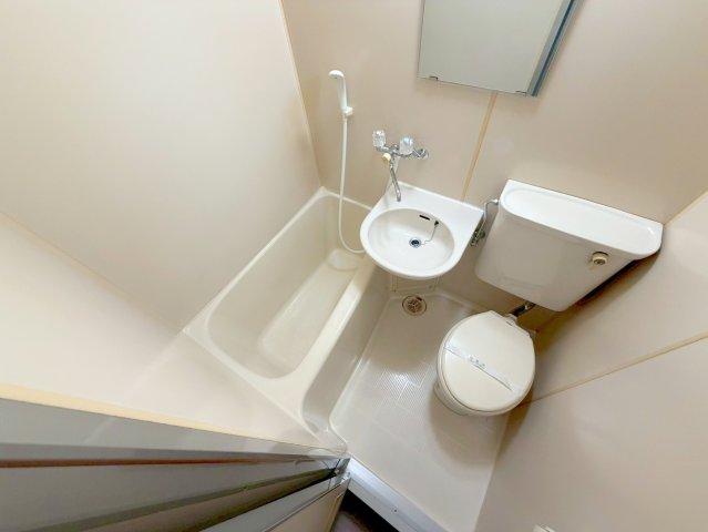 バス・シャワールーム　お風呂・トイレが一緒だとお部屋が広く使えますね。