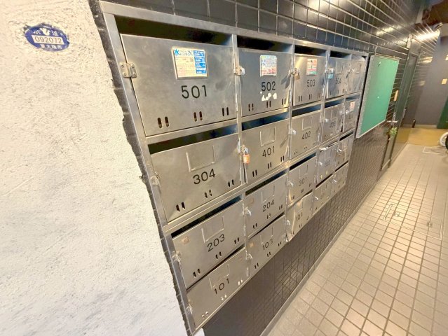 ロビー　ロビーにある各部屋毎のメールボックス。