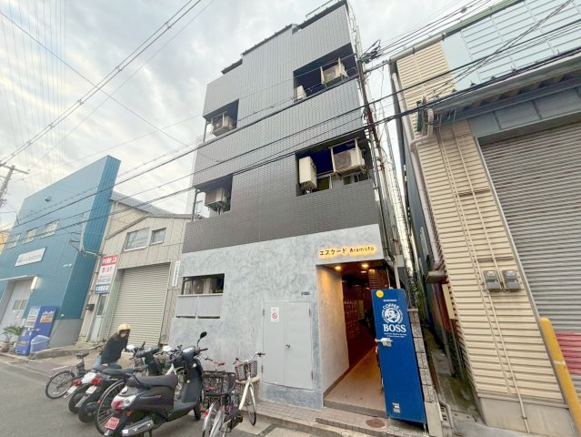 建物外観　落ち着いた色合いの綺麗なマンションです。