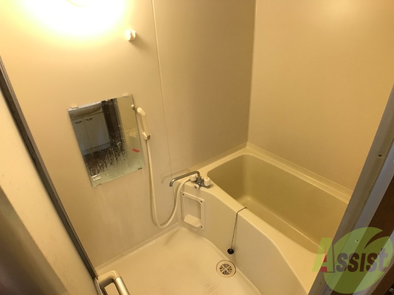 バス・シャワールーム　十分な洗い場スペースがある浴室です。バスタブも深さ十分です。