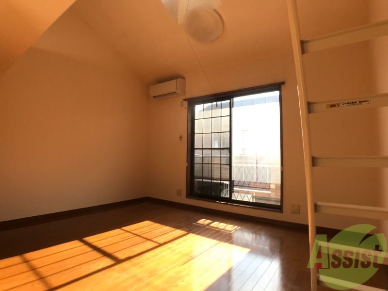 その他部屋・スペース　お部屋を別角度から。窓が多いので陽が沢山は入ります。