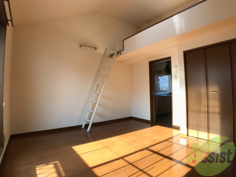 居室・リビング　約８帖の洋室です。とても広いお部屋です。