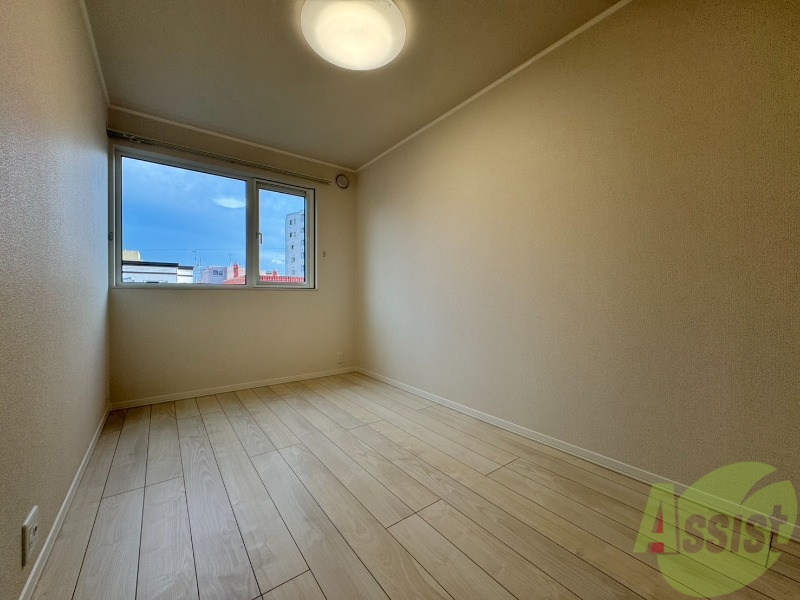 その他部屋・スペース　洋室は白いクロスにブラウンの建具が映えますね～