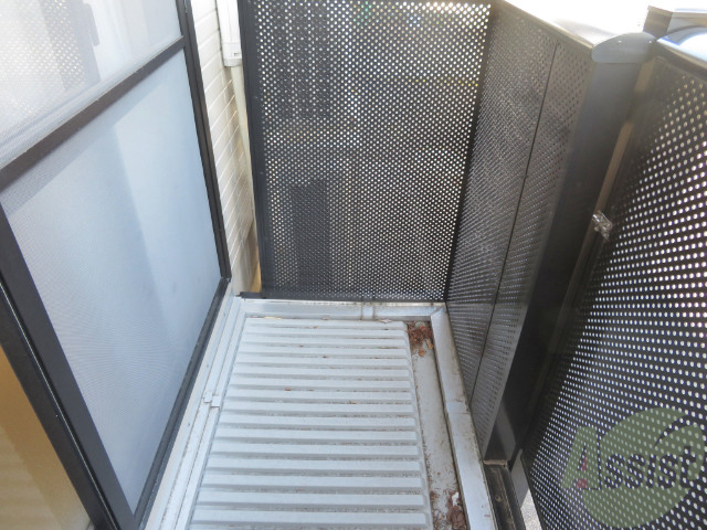 バルコニー　バルコニーはとても広く洗濯物がラクラク干せそうですね