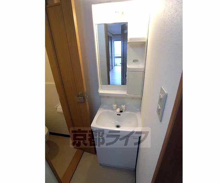 洗面設備　綺麗な独立洗面台です。