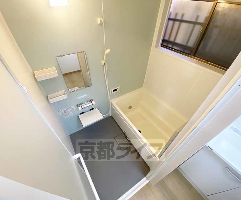 バス・シャワールーム　ゆったりとくつろげる浴室です。