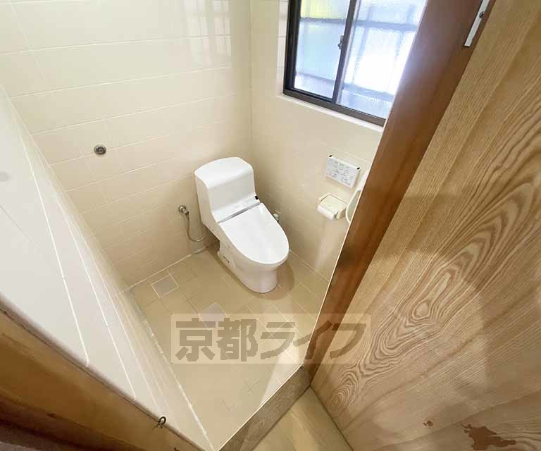 トイレ　広々とした個室トイレです。