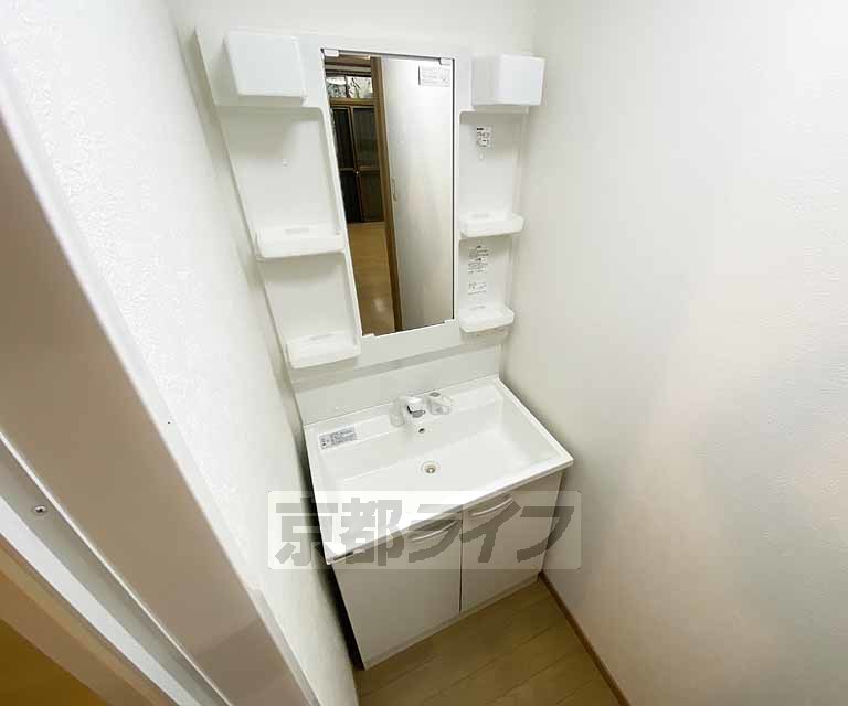 洗面設備　標準的な洗面所です。