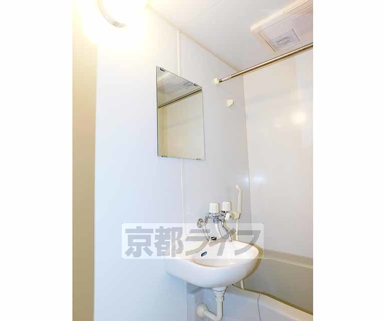 洗面設備　鏡付の洗面所です。