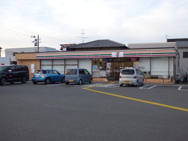 コンビニ　セブンイレブン 下鳥羽東柳長町店（コンビニ）まで295m