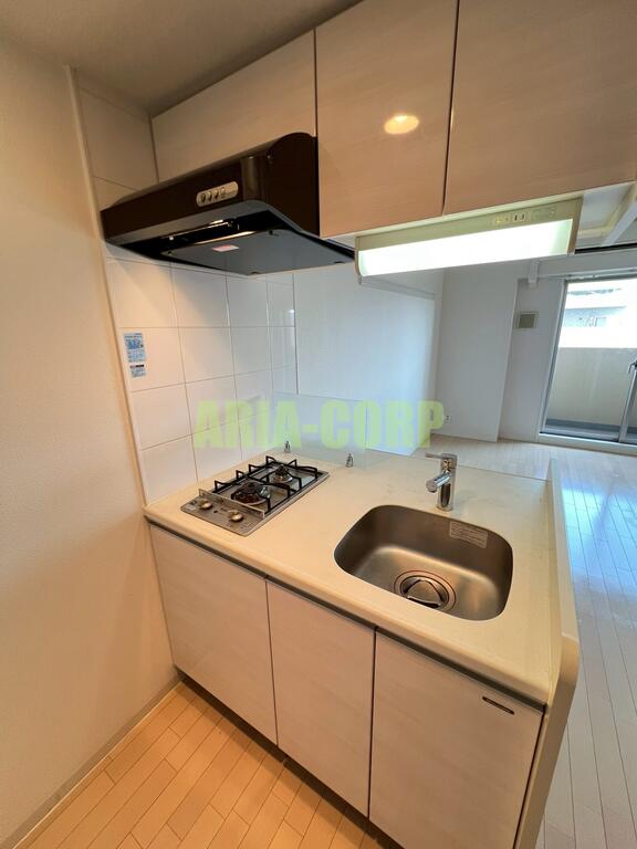 キッチン　2口ガスコンロ付き、冷蔵庫置場スペースも確保してます♪