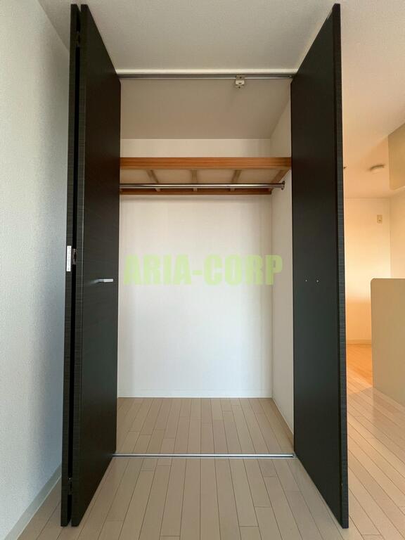 収納　大容量クローゼット。上部には便利な棚がございます！