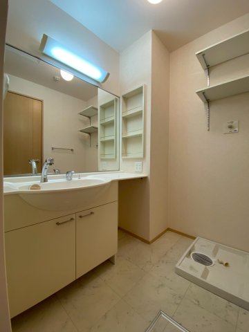 洗面設備　スペースが確保できる洗面所です