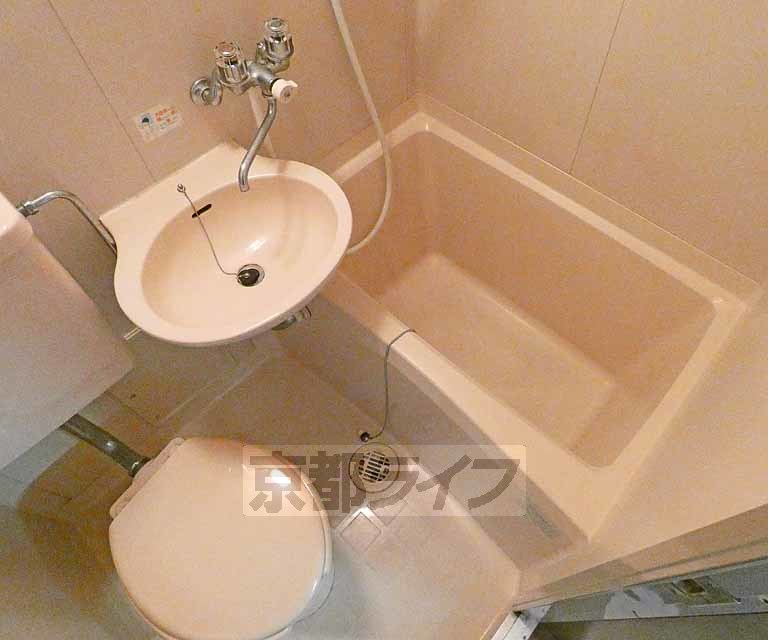 バス・シャワールーム　ユニットバスタイプになります。