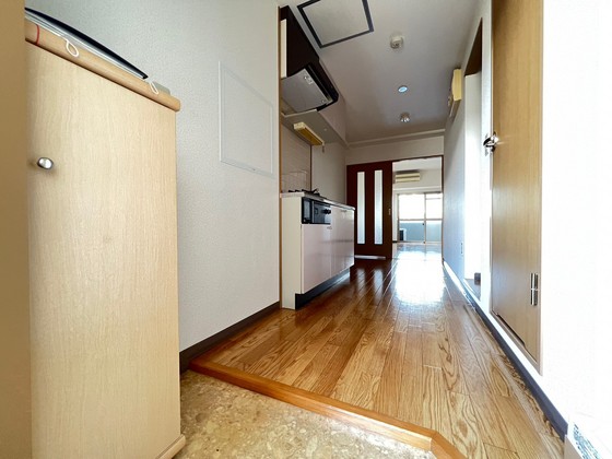 玄関　掲載写真は同マンション別部屋参考写真となります。