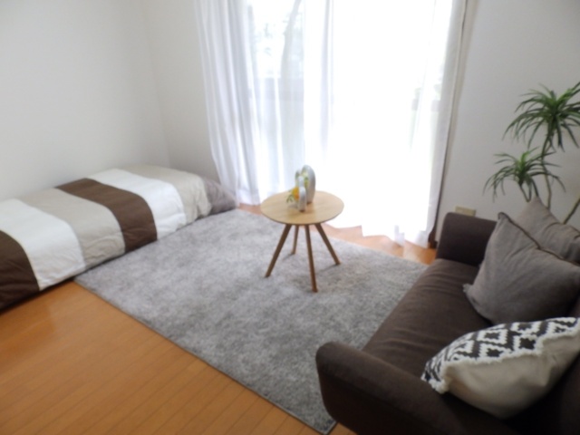 居室・リビング　南向きの明るいお部屋です。モデルルーム設置例。