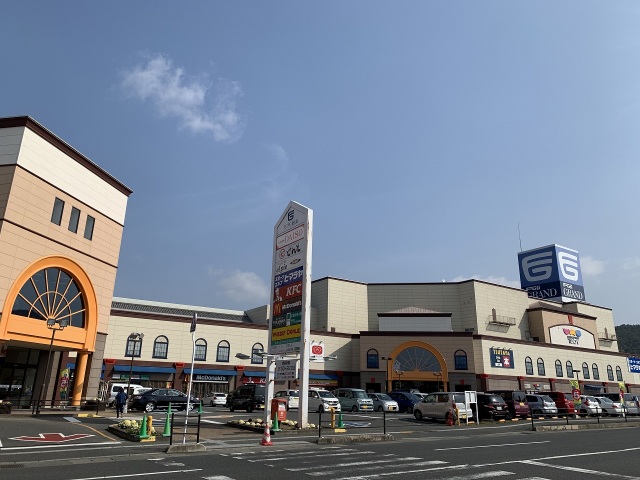 スーパー　フジグラン東広島（スーパー）まで423m