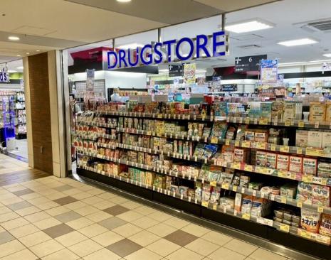 ドラックストア　トモズアコルデ代々木上原店（ドラッグストア）まで728m