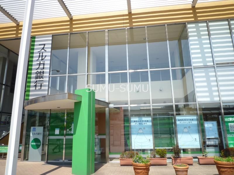 銀行　スルガ銀行横浜磯子支店（銀行）まで1m