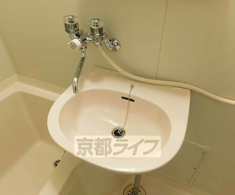 洗面設備　綺麗な洗面台です