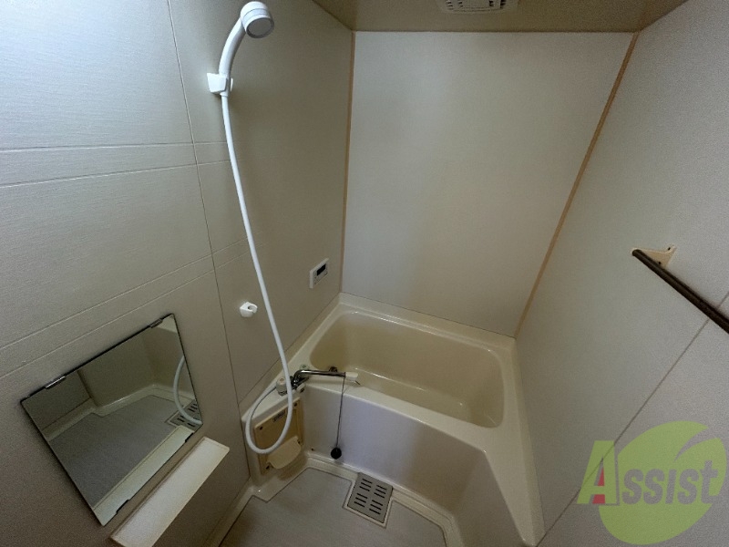 バス・シャワールーム　浴室は狭すぎず、シャワーも浴びやすそうです。