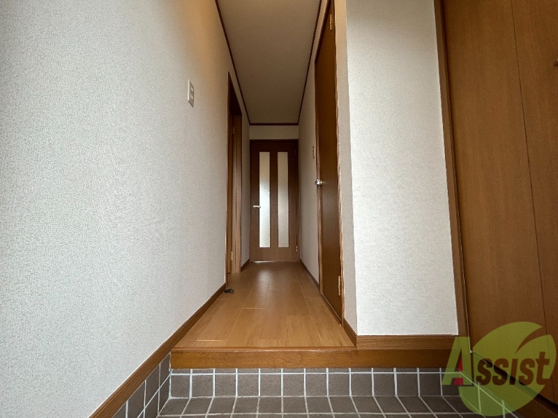 玄関　玄関からの様子です。すぐ部屋が見えないのは安心ですね。