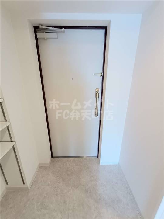 玄関　玄関には収納スペースがあります