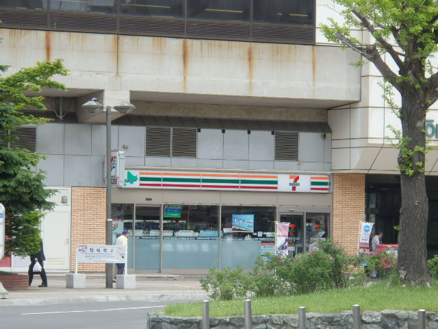 コンビニ　セブンイレブン（コンビニ）まで72m