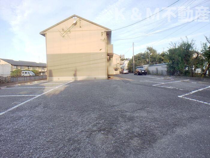 駐車場　駐車場があるので、車を買う予定の方も安心です