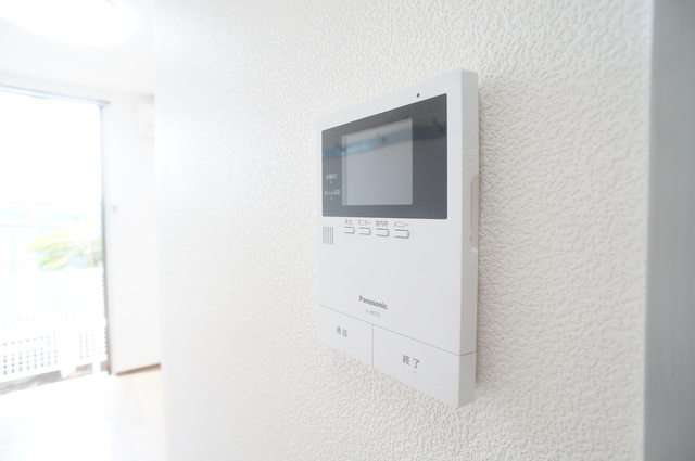 セキュリティ　来訪者の姿を確認できるＴＶモニター付インターホン設置済です！