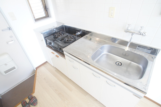 キッチン　２口ガスコンロ設置済！お引越し後すぐにお料理できます！