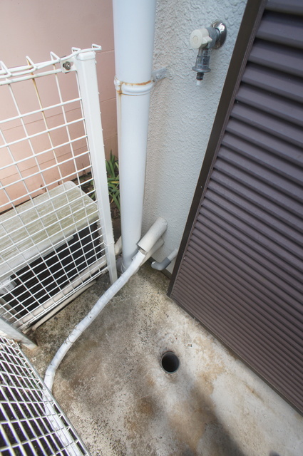 その他　洗濯機置場が室外にあるのでお部屋を広々お使いいただけます。