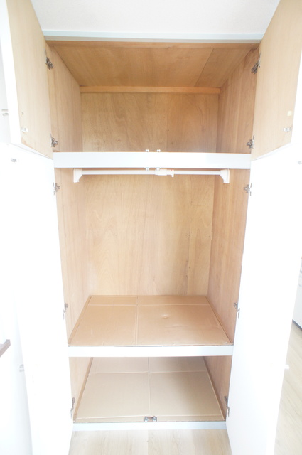 収納　多目的に使用できる棚付きの収納あります♪