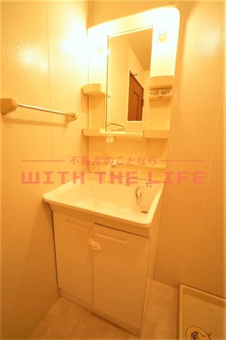 洗面設備　独立洗面化粧台が付いています