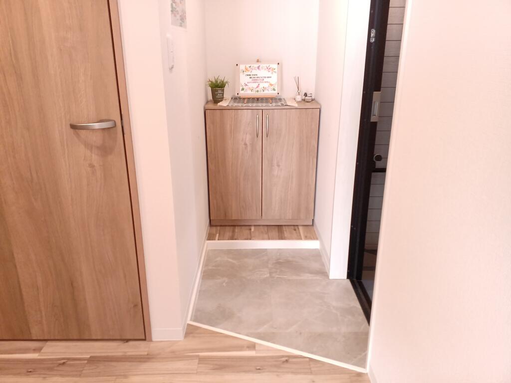 玄関　シューズボックスに収納できて玄関すっきり！