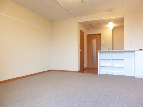 居室・リビング　人気のカウンターキッチン付きのお部屋です。