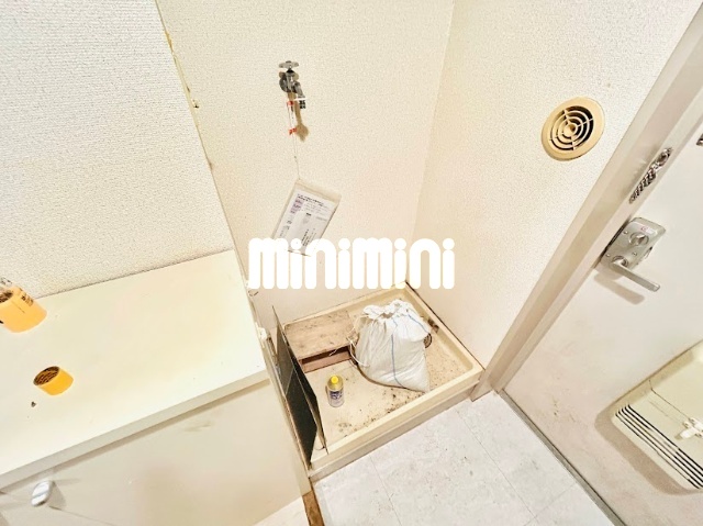 その他部屋・スペース　下駄箱横に洗濯機置き場がございます