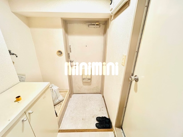 玄関　玄関横に洗濯機置き場があります