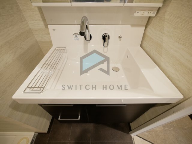 洗面設備　ゆったりとスペースのある洗面所