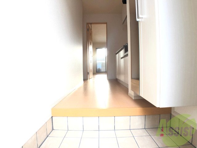 玄関　玄関です。シューズボックスは鏡付きでお出かけ前確認出来ます。