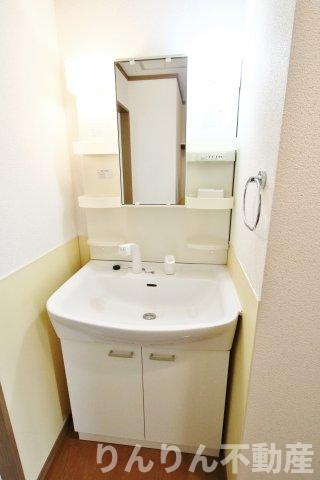 洗面設備　ゆったりとスペースのある洗面所