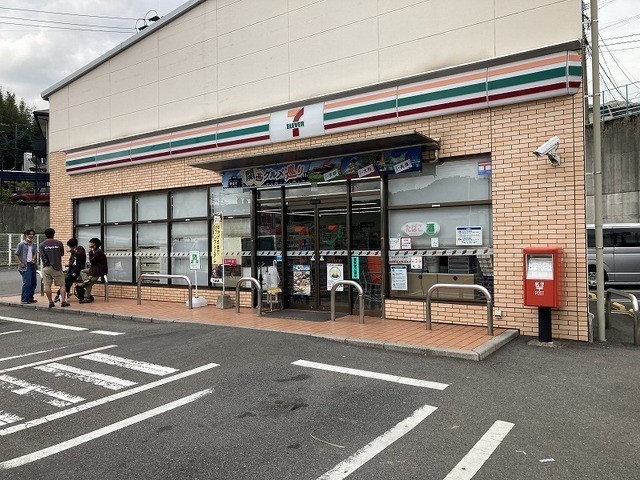コンビニ　セブンイレブン（コンビニ）まで241m