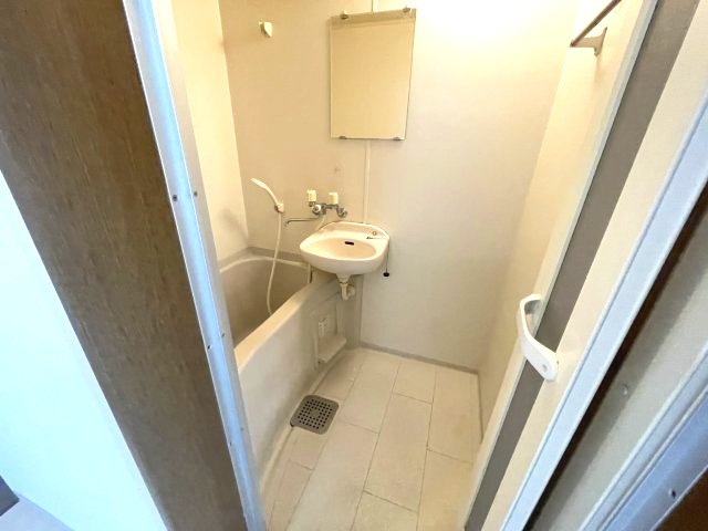 バス・シャワールーム　イメージとして同マンション他部屋を表示しています